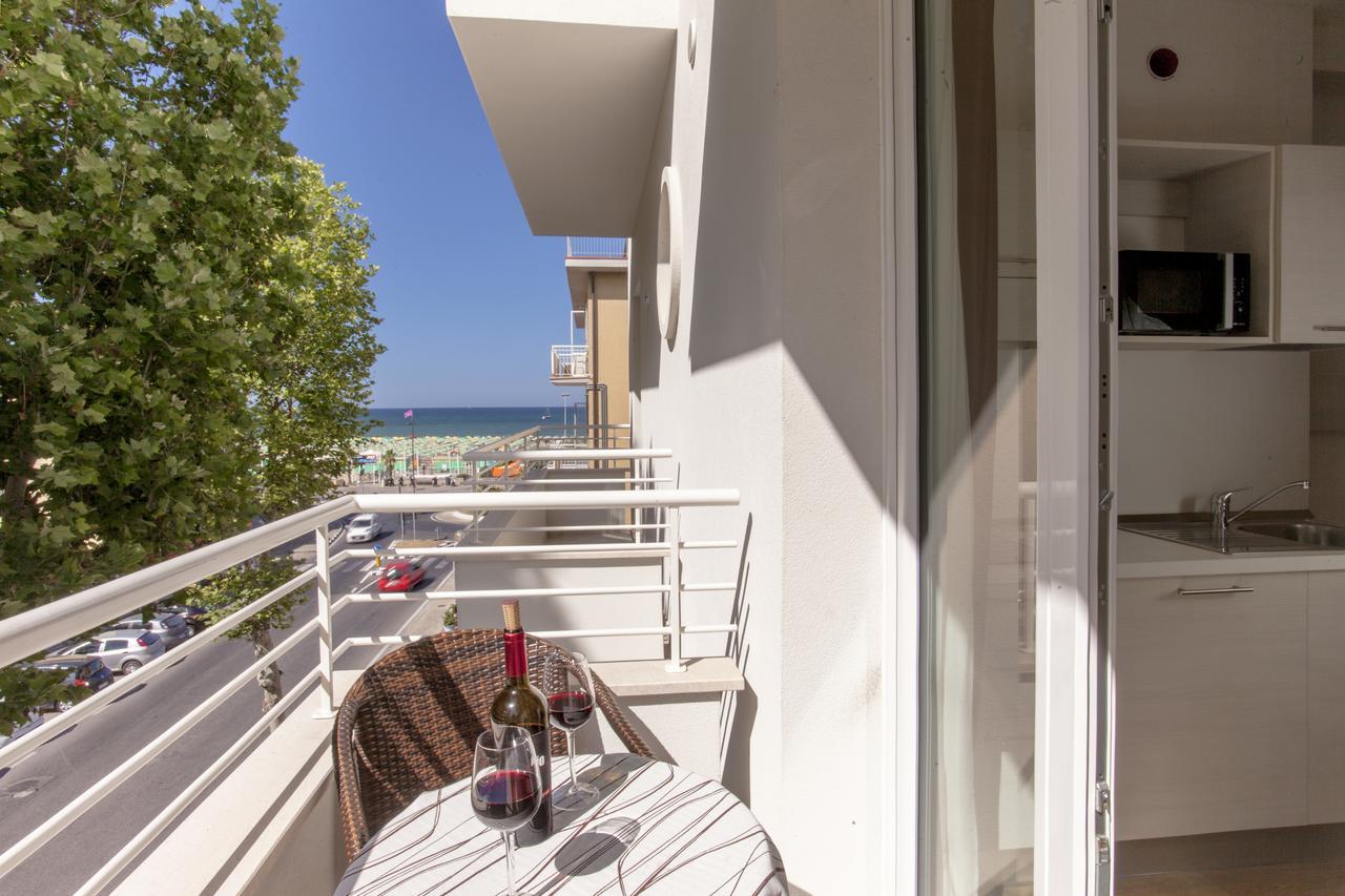 Hotel Houston Suites Rimini Bagian luar foto