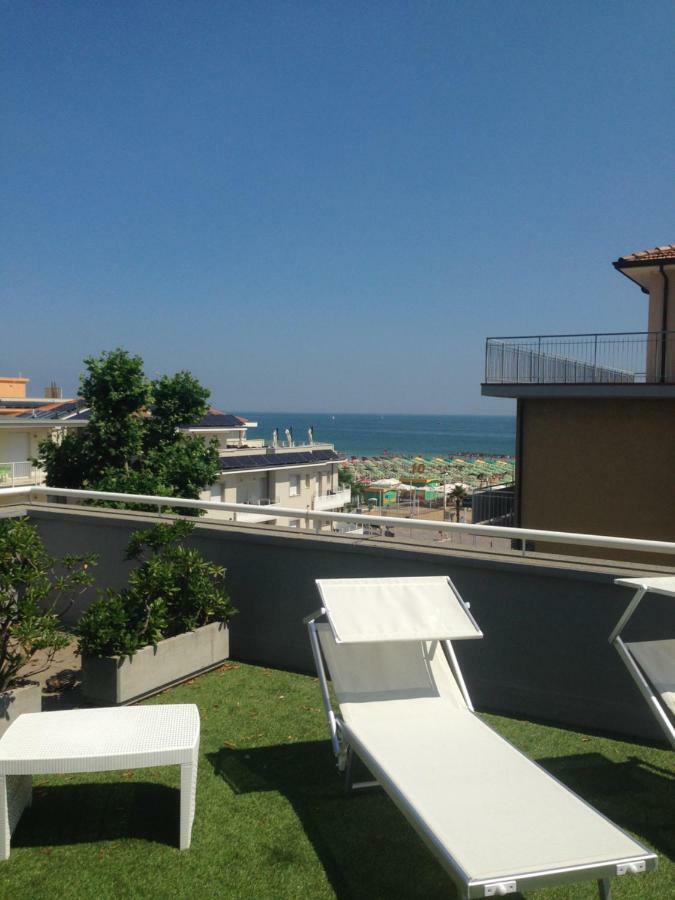 Hotel Houston Suites Rimini Bagian luar foto